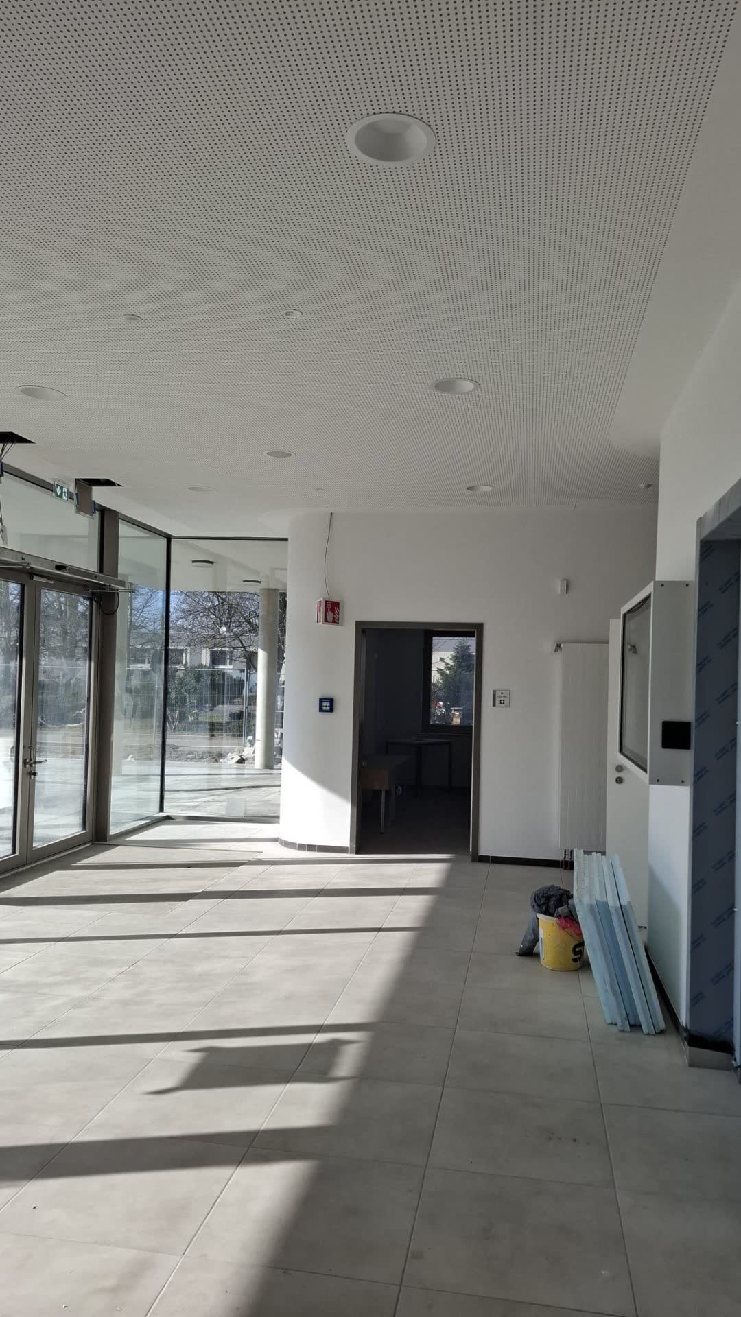 Foyer mit abgehängter Lochplatten-Akustikdecke