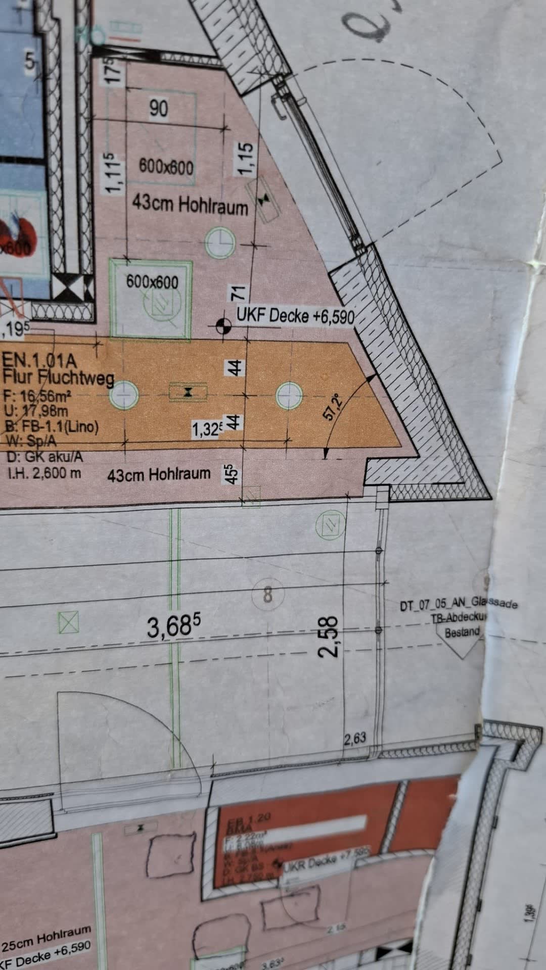 Deckenplan mit Maßen und Materialangaben