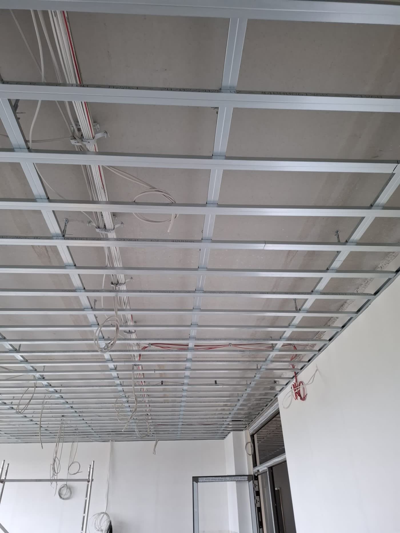 Deckenunterkonstruktion aus Metallprofilen mit Elektroinstallation