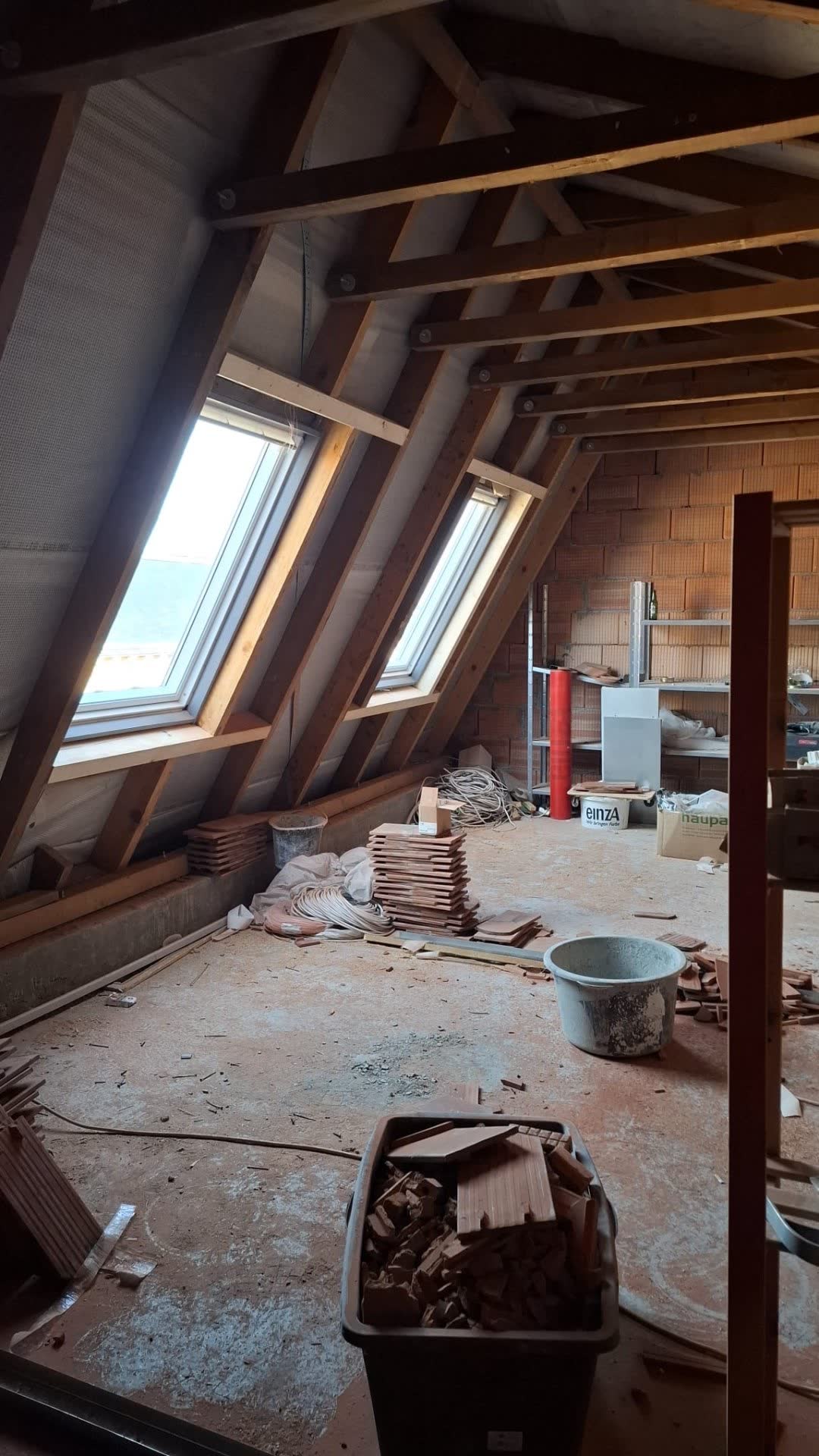 Dachgeschoss-Ausbau mit sichtbarem Dachstuhl