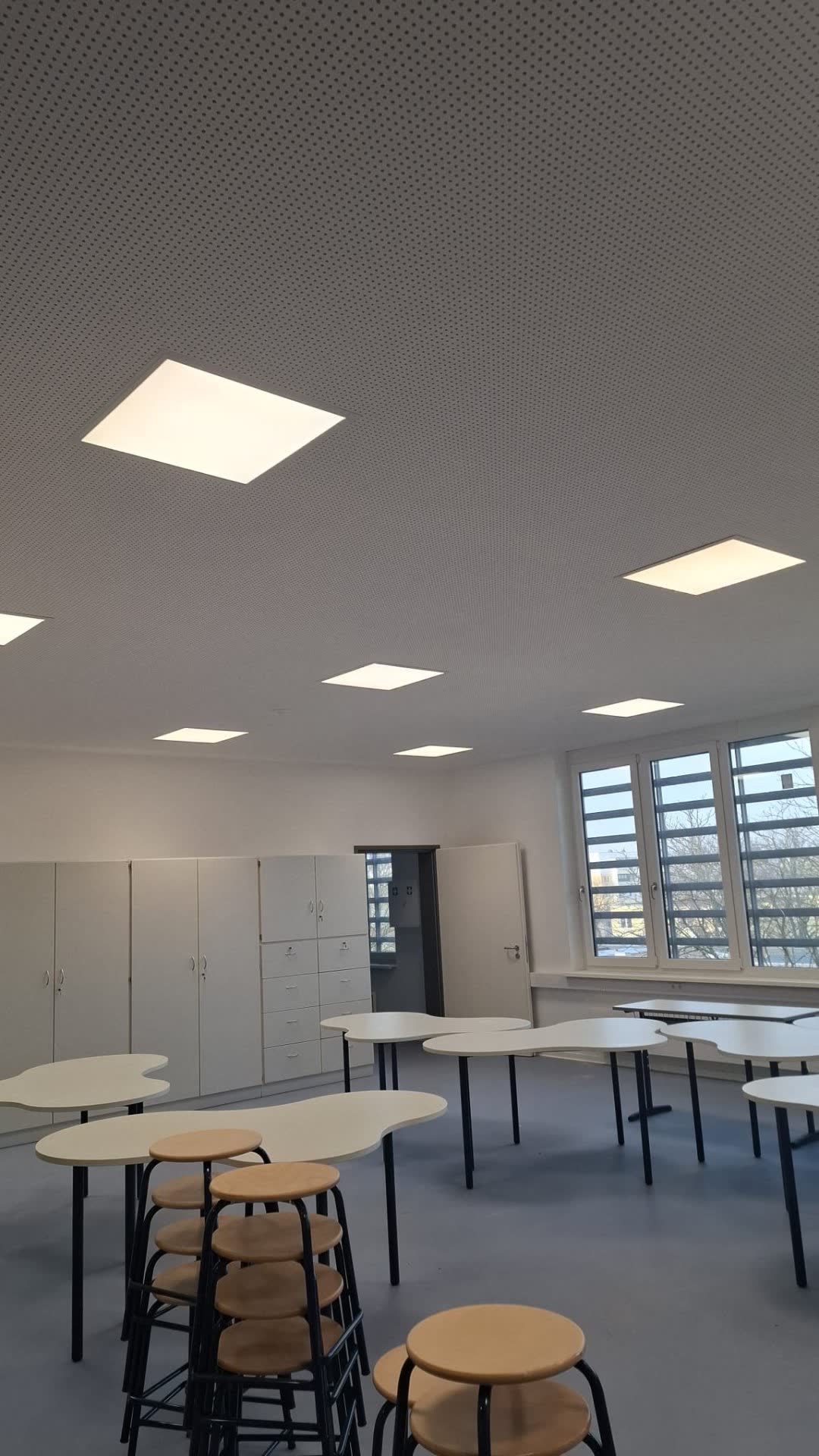 Klassenraum mit fertiger Akustikdecke und LED-Panels