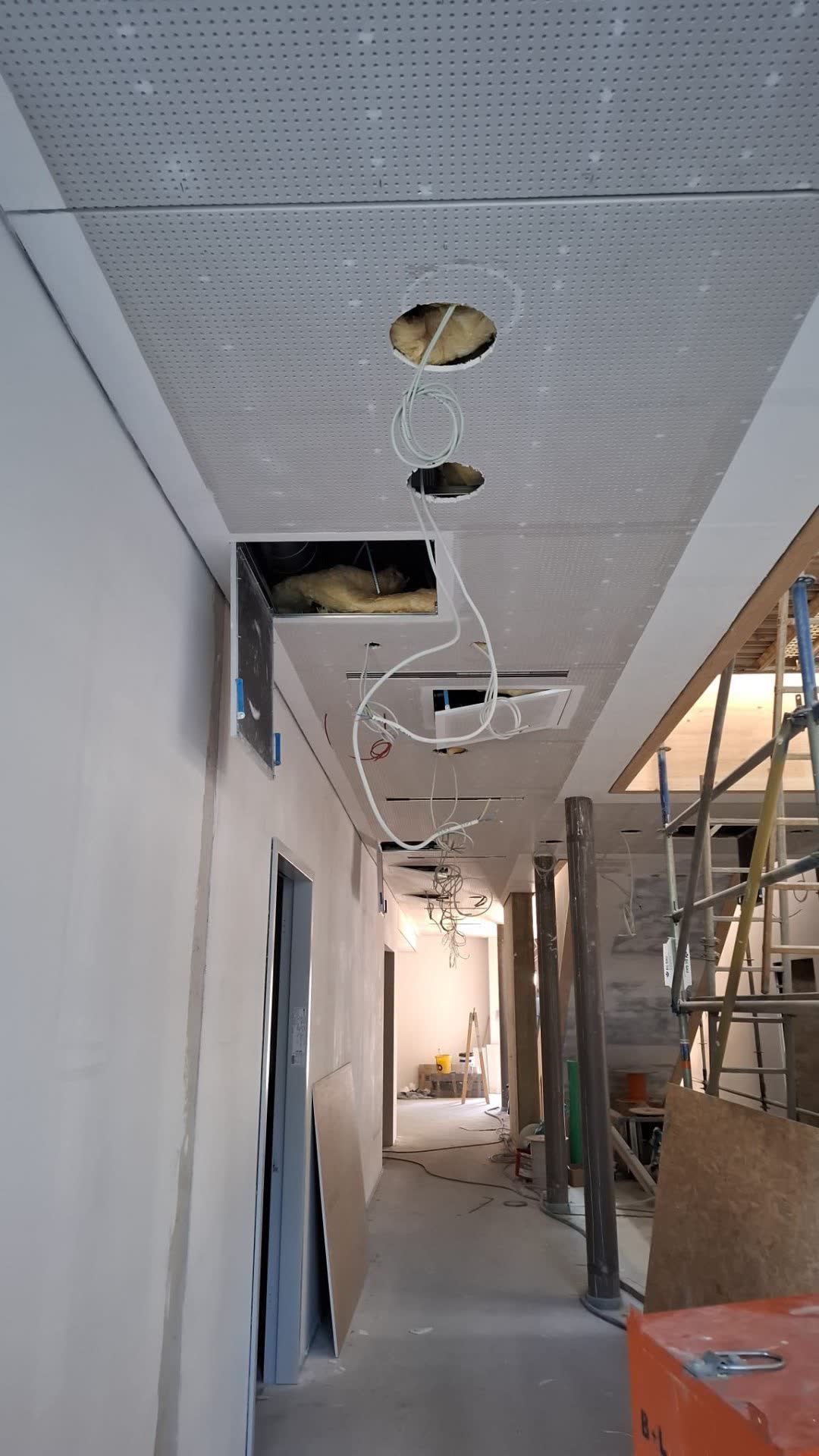 Flur-Rohbau mit Deckenkonstruktion und Kabelführung